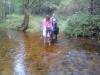 in het water spetteren